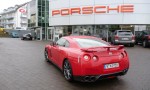 Nissan GT-R wartet auf Spielkameraden