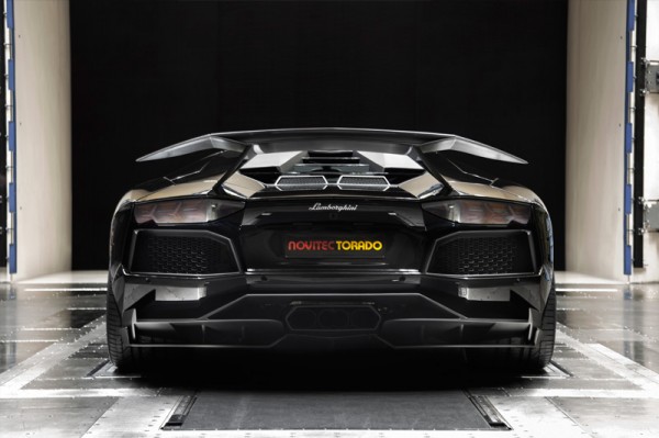 Lamborghini_Aventador_2013_02