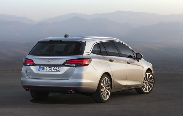 opel-astra-sports-tourer-02